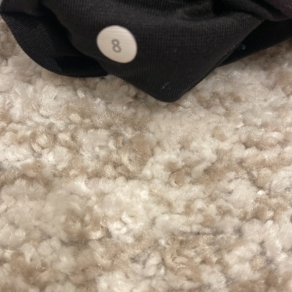 Lululemon RARE Reverse Groove Short (Regular) size 8 - Picture 7 of 7